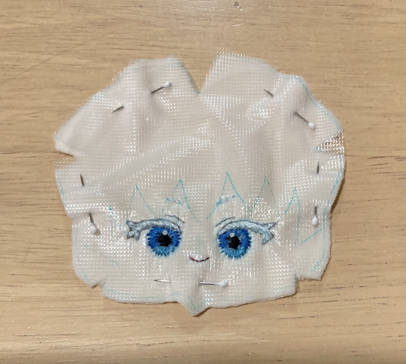 《推しぬい》簡単図案写し!水に溶ける下絵(刺繍)シートを使って顔刺繍する方法|Handmadeガイド