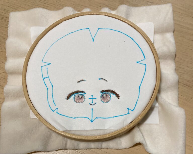 《推しぬい》セリア「水に溶ける刺しゅう用下地シート」を使ってボア生地に顔刺繍してみた|Handmadeガイド